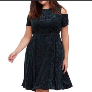 Todo off the should dress size 00 Torrid NWT Beautiful Velvet dress